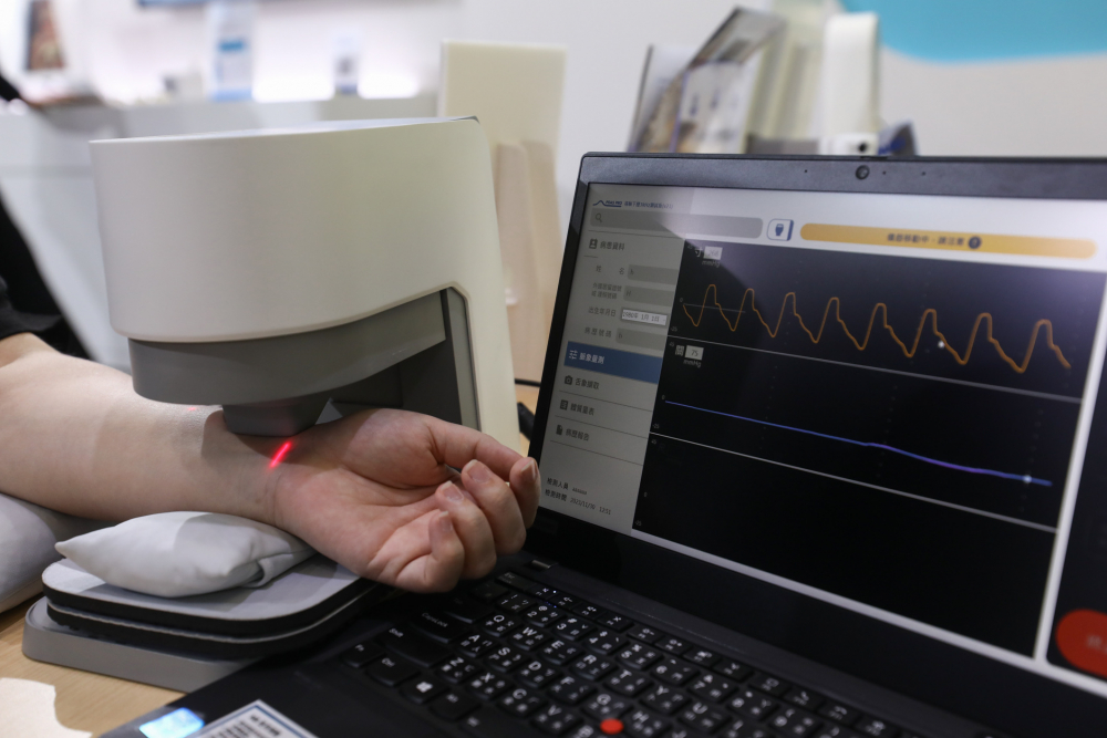Vsport耘康脈象檢測系統透過電腦精準控制升降系統，還原中醫師三指把脈過程的舉、按、尋手法，將脈象感受轉化成數據，未來可結合大數據分析，實現智慧醫療及準確性